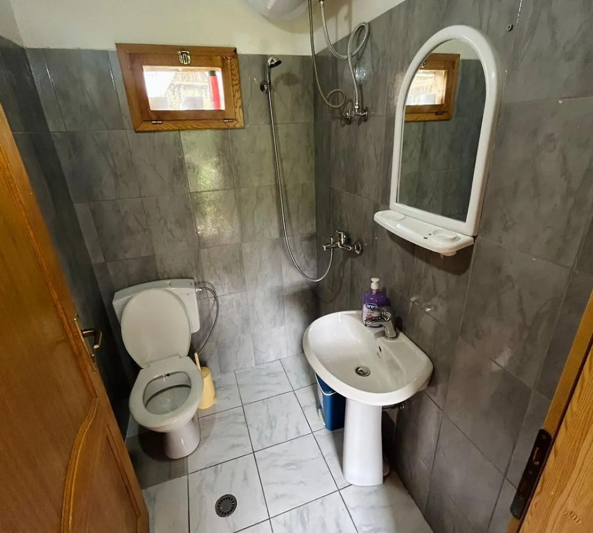 Guest House Xheni 瓦勒博内 住宿加早餐酒店